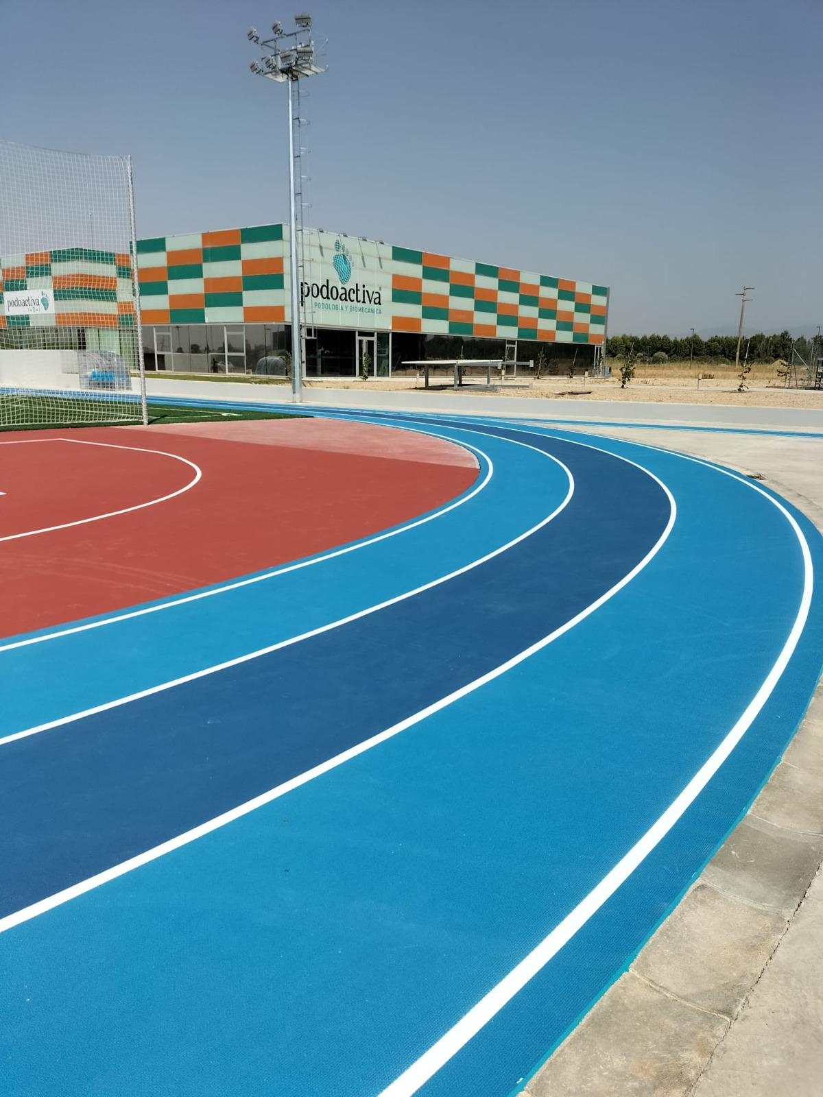 Pista azul y edificio del Sportech Podoactiva en la sede central de Huesca