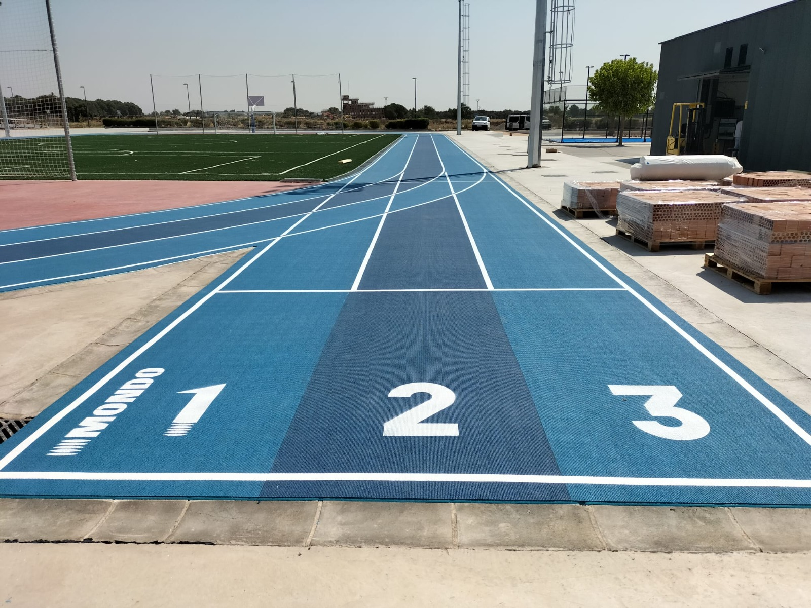 Recta de la pista de atletismo azul del Sportech Podoactiva